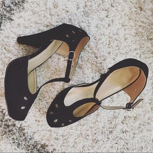 Retro-inspired T-strap heels 💕